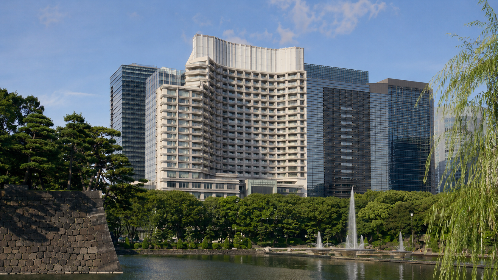 堀と緑に映えるパレスホテル東京のイメージ