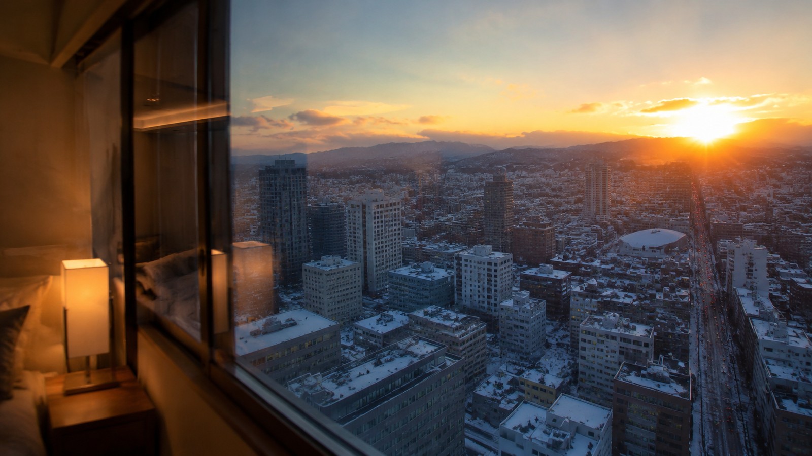 高層階客室から望む札幌の夕景イメージ