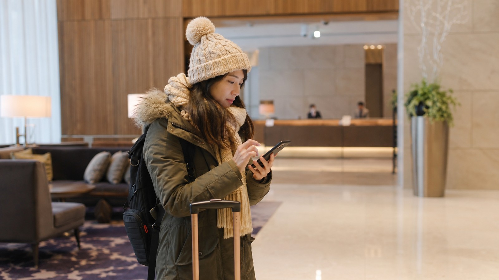 札幌の冬旅ルートを確認するロビーのイメージ