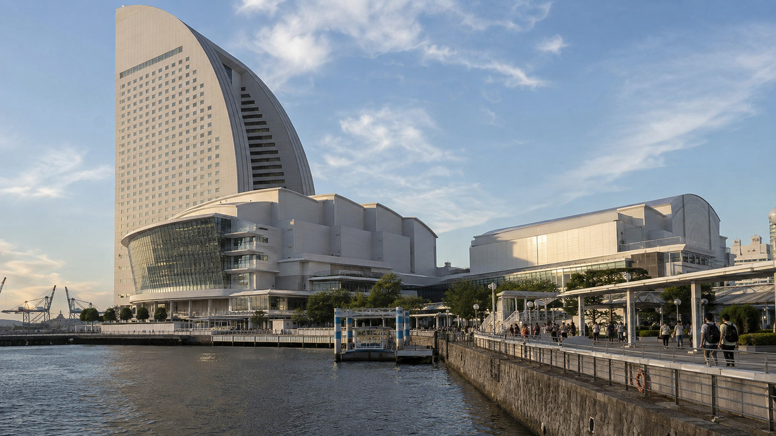 パシフィコ横浜側から見たホテル外観