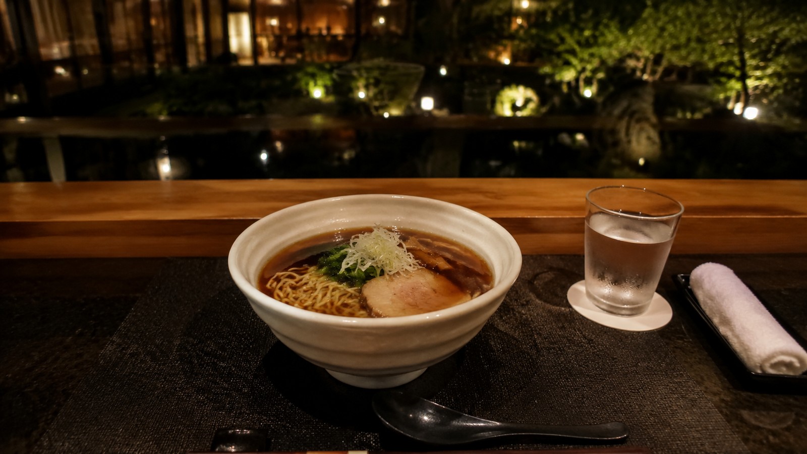 天然温泉 豊穣の湯 ドーミーイン池袋：夜のホテルカウンター、醤油ラーメンのイメージ