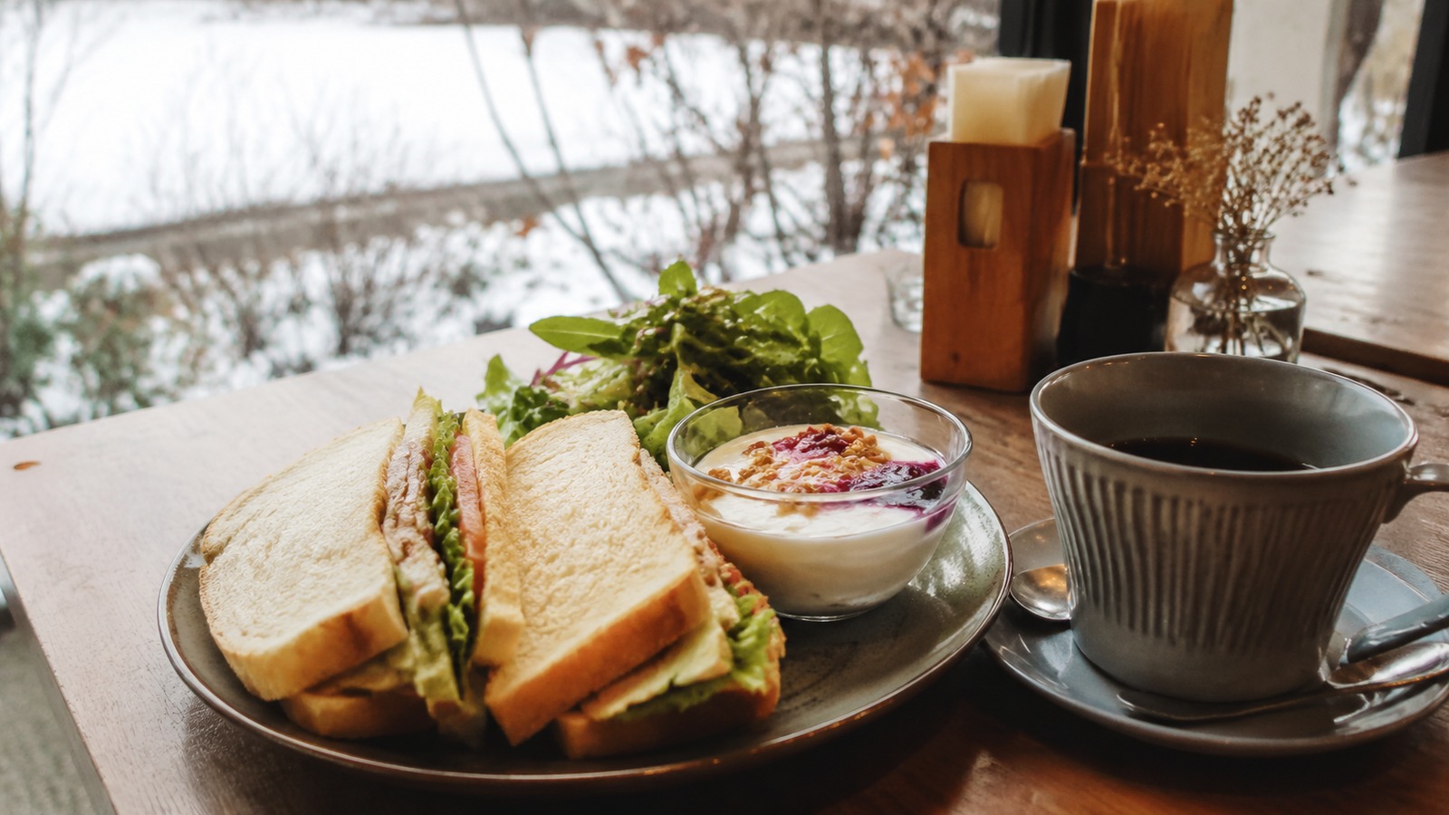 カフェで提供される朝食プレートを想定したイメージ