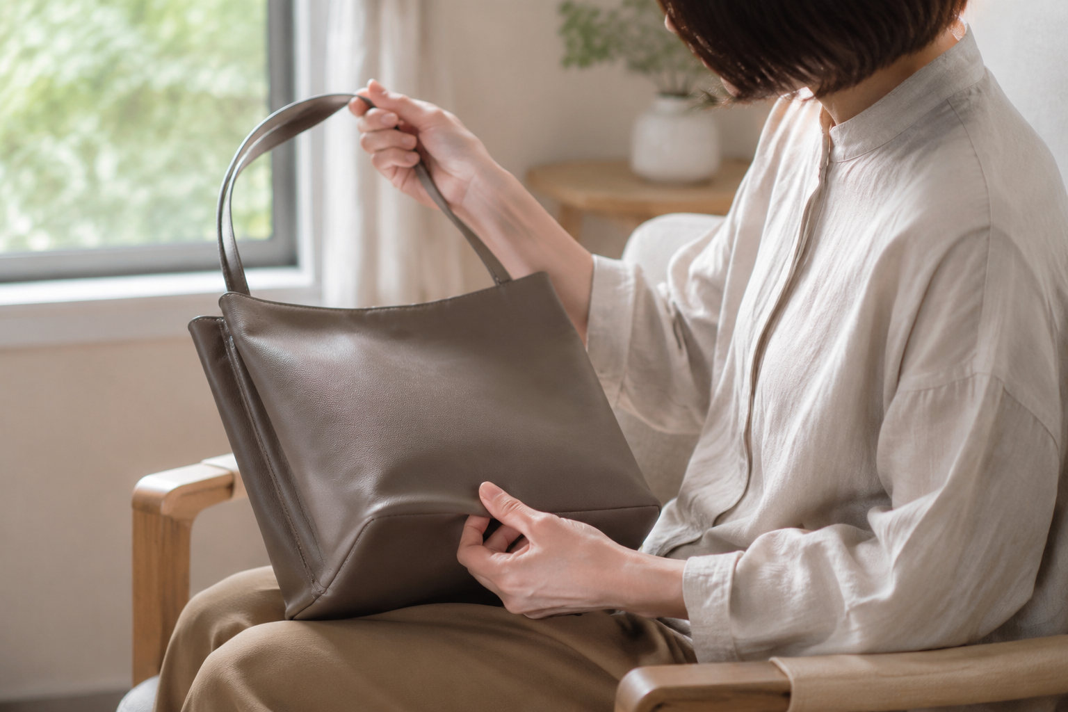 売却前のバッグを丁寧に確認するイメージ