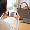 バッグと財布をスマートフォンで撮影するイメージ
