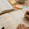 資格教材とノートを使って学習するイメージ