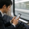 通勤中にスマートフォンで資格学習する社会人のイメージ