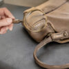 使用感のある架空バッグの状態を確認するイメージ