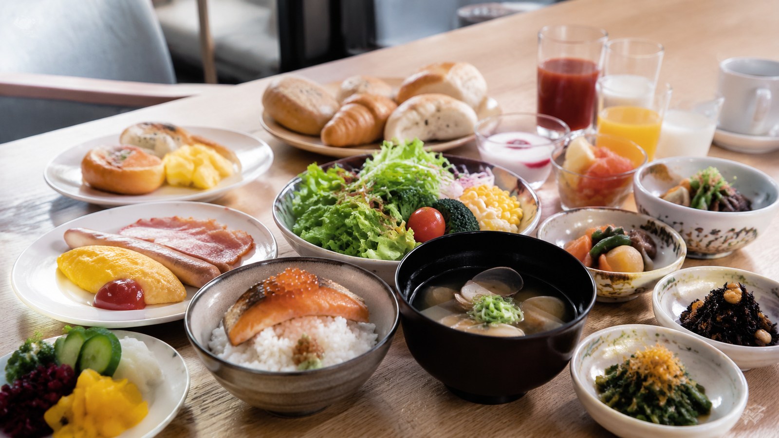 北海道の料理が並ぶ朝食ブッフェを表したイメージ