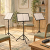譜面台と椅子、ピアノ、録音機を置いた合奏練習室のイラスト