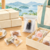 個包装の菓子と無地の贈答箱、緩衝材と袋で保護した醤油瓶を並べたイラスト