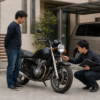 所有者と査定担当者がバイクの状態を確認する代表的な査定場面