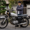 年式の古いバイクを査定担当者が確認する場面