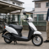 原付スクーターの外装と車体状態を確認する査定場面