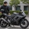 スポーツタイプの250ccバイクを査定する場面