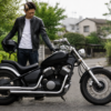 クルーザータイプの400ccバイクを査定する場面