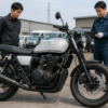 カスタムされたバイクの状態を確認する査定場面