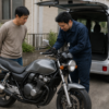 自宅前でバイクの出張査定を受ける場面