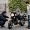 査定担当者が原付の車体状態を詳しく確認する場面
