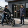 バイク買取店で担当者に迎えられる所有者