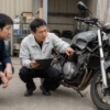 事故後のバイクの損傷状態を査定担当者が確認する場面