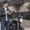 スマートフォンからバイクのオンライン査定を申し込む所有者