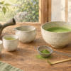 急須と湯冷まし、抹茶碗と篩、茶筅立てに置いた竹の茶筅