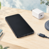 未接続のスマートフォンとUSB-Cケーブル、電源アダプタ、無線充電台のイラスト