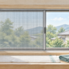 横の収納枠から引き出すロール網戸と水拭き用の布やスポンジのイラスト