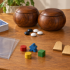 カード、透明スリーブ、碁石、将棋の駒、チェスの駒を並べた卓上