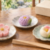 花をかたどった上生菓子と成形用の道具、抹茶、持ち帰り箱のイラスト